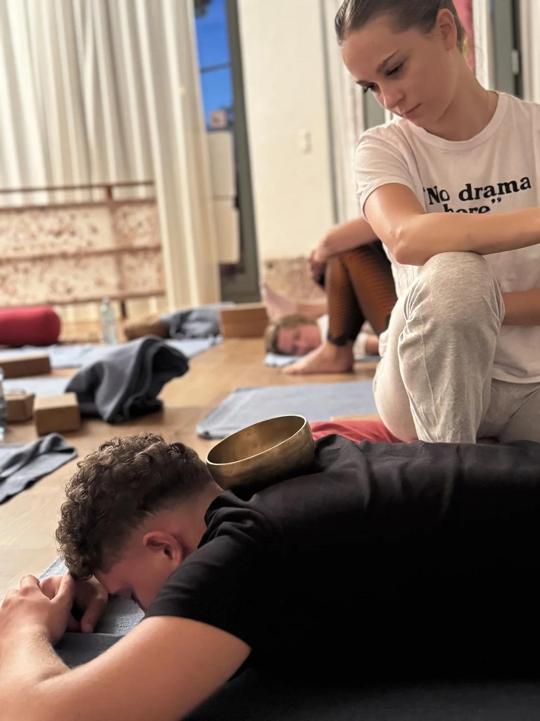 Energetische Körperarbeit mit Klangschale – Bodywork bei Inner Movement Freiburg