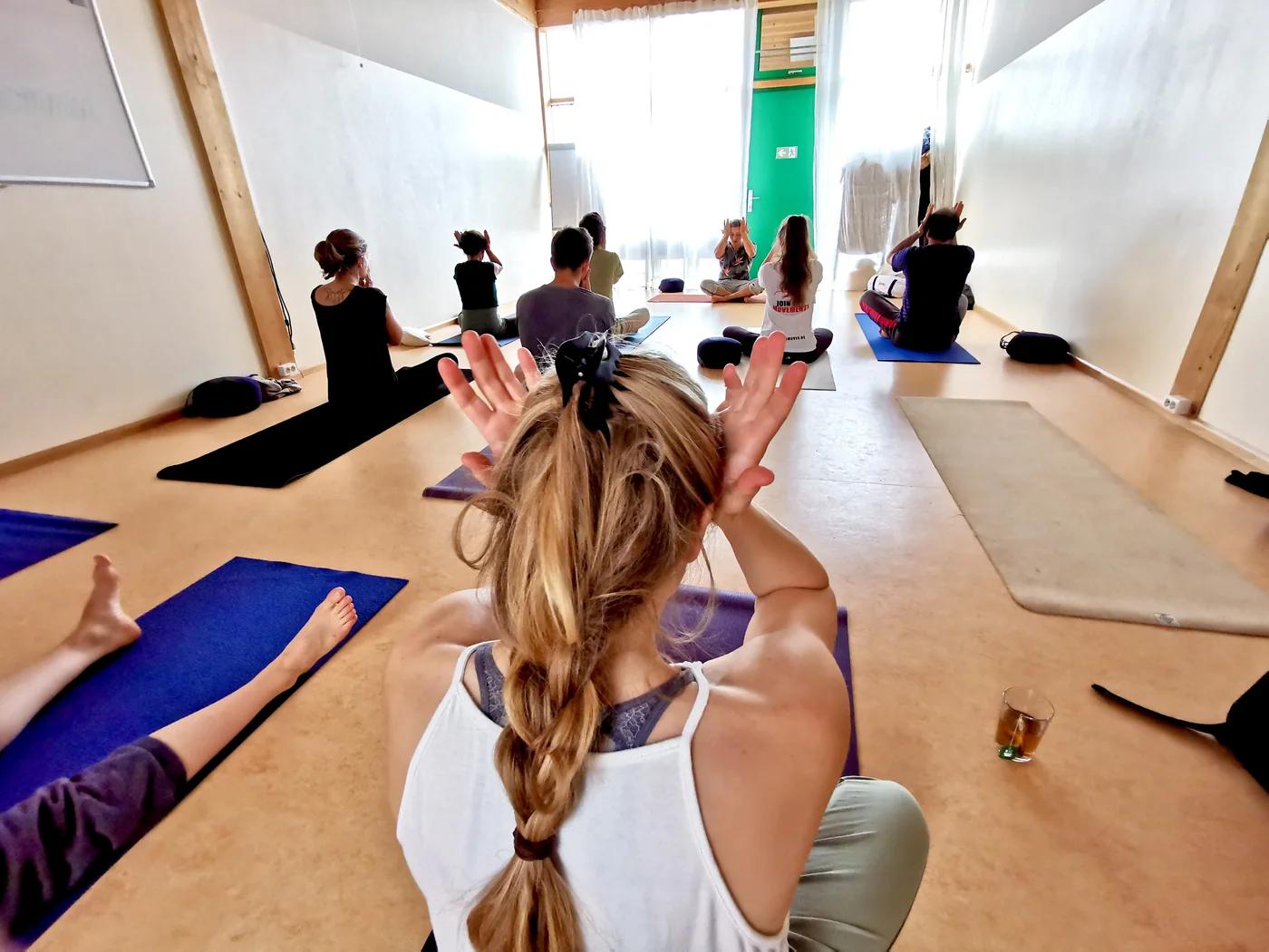 Gruppe bei Körperwahrnehmung und Atemarbeit im Bodywork-Workshop in Freiburg