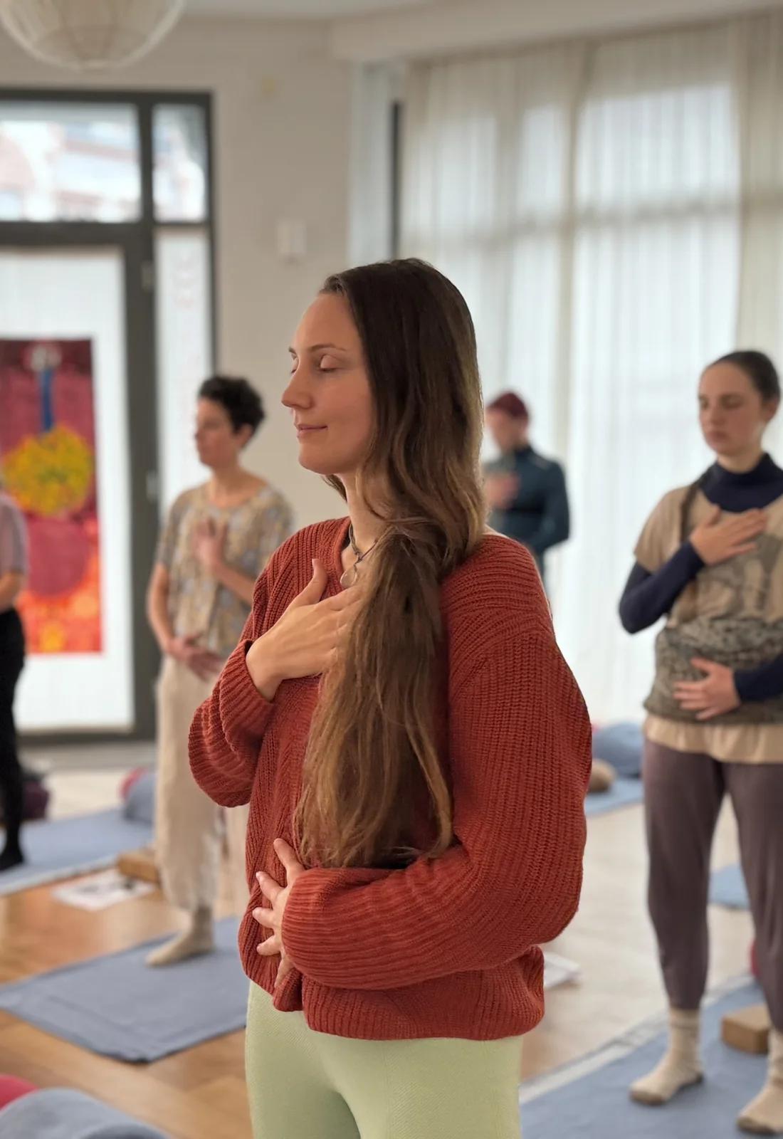 Herz-Meditation mit der Hand auf dem Herzen während eines Gatherings in Freiburg