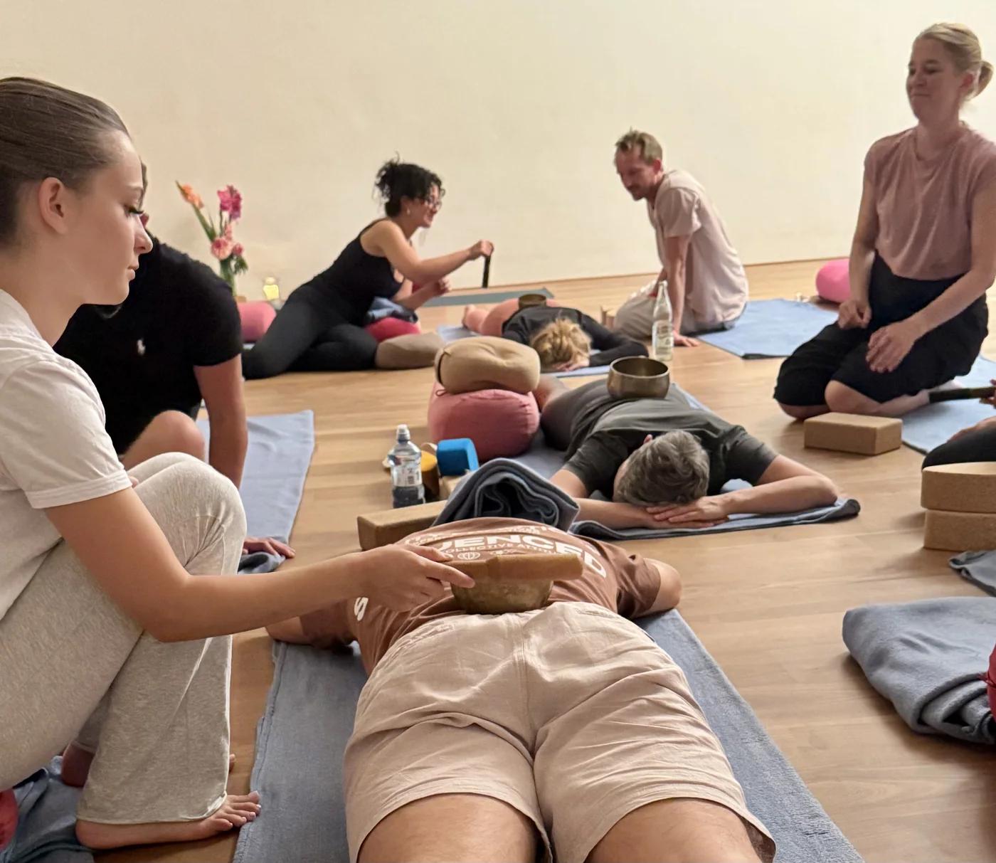 Gruppe mit Klangschalen während eines Gatherings bei Inner Movement Freiburg