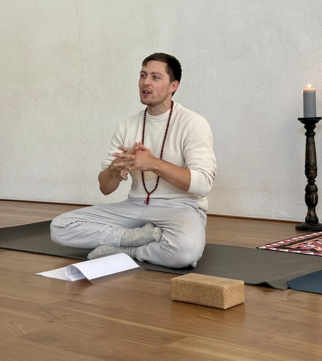 Ruben Schubert teilt tantrisches Wissen während eines Gatherings in Freiburg