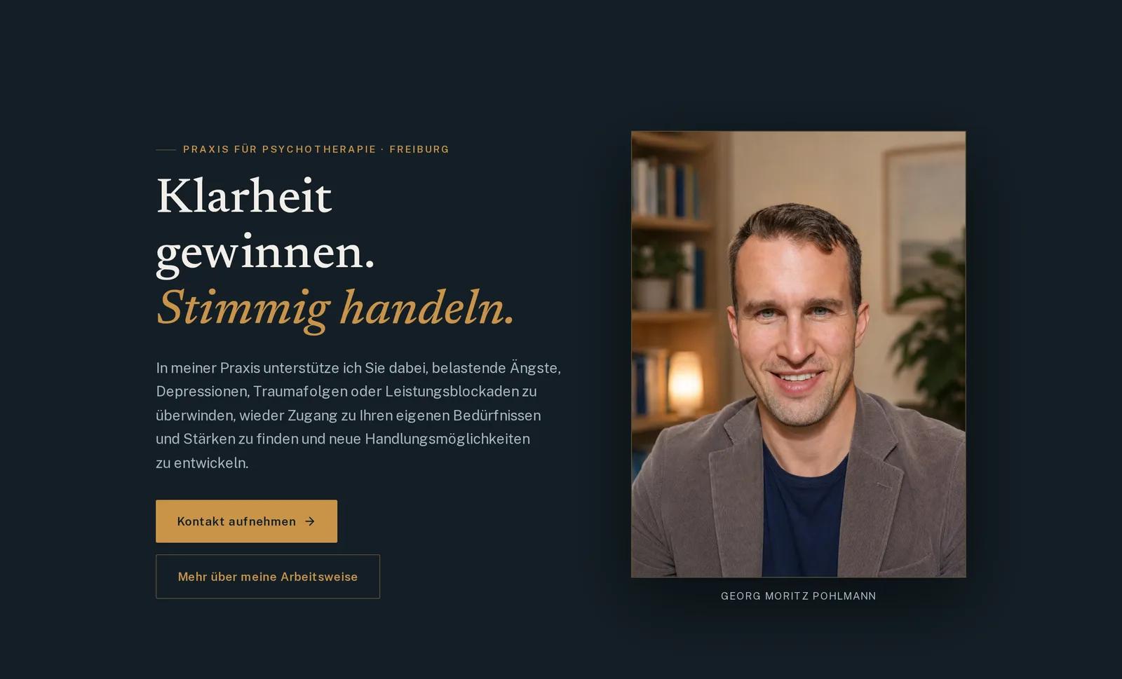 Praxis für Psychotherapie Georg Moritz Pohlmann, Ausschnitt der Website: Schieferblau, Newsreader-Kursive in Gold, Porträt als Lichtpunkt