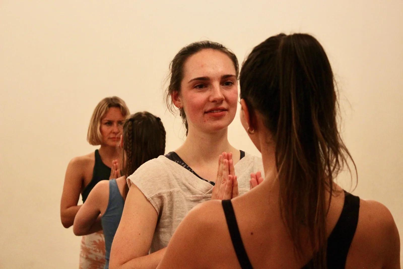 Herzraum und Gemeinschaft bei Tantra Yoga in Freiburg – Frauen in Namaste-Geste, Verbindung und Präsenz