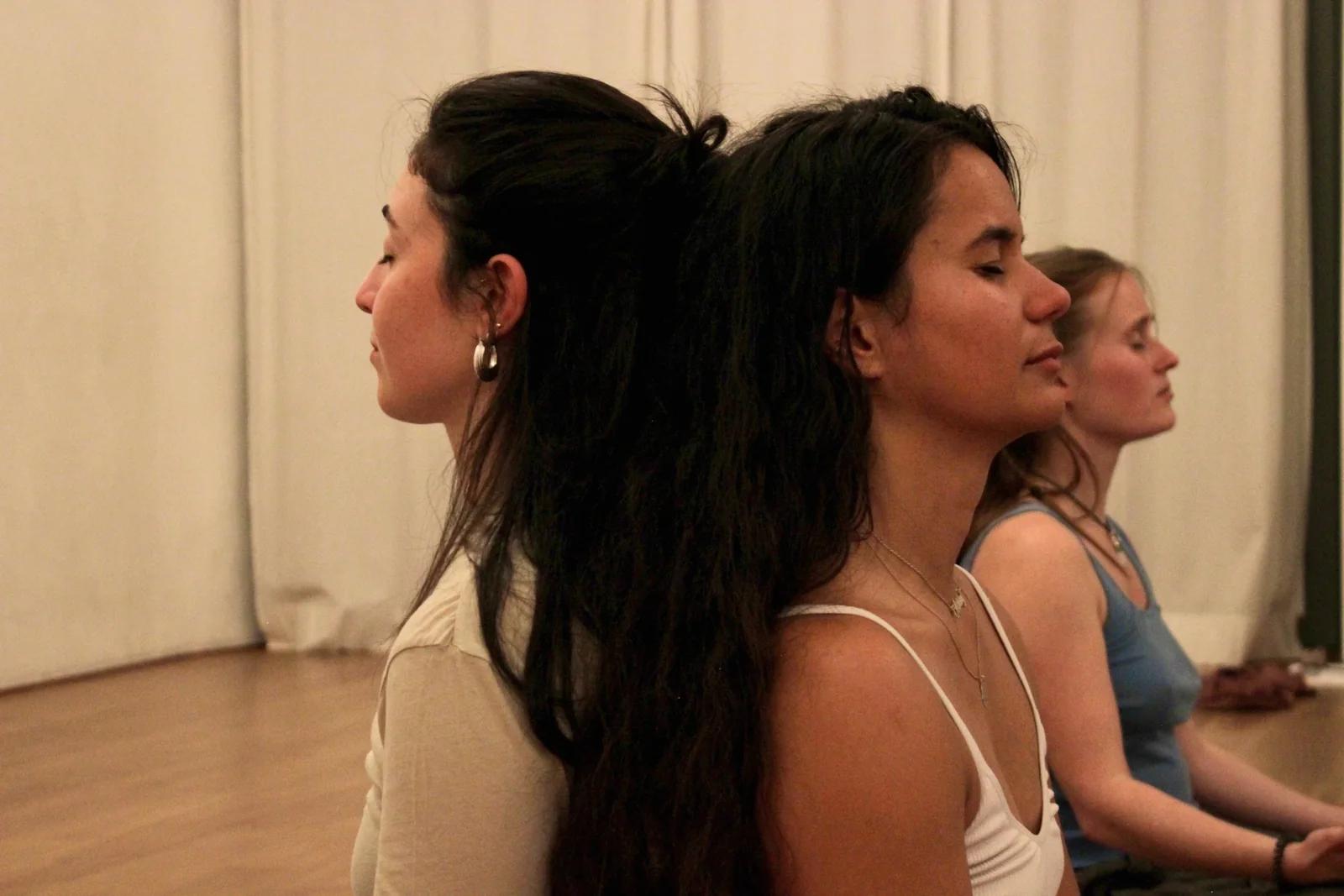 Meditation und Nervensystem-Regulation bei Inner Movement Freiburg – Frauen mit geschlossenen Augen in stiller innerer Wahrnehmung